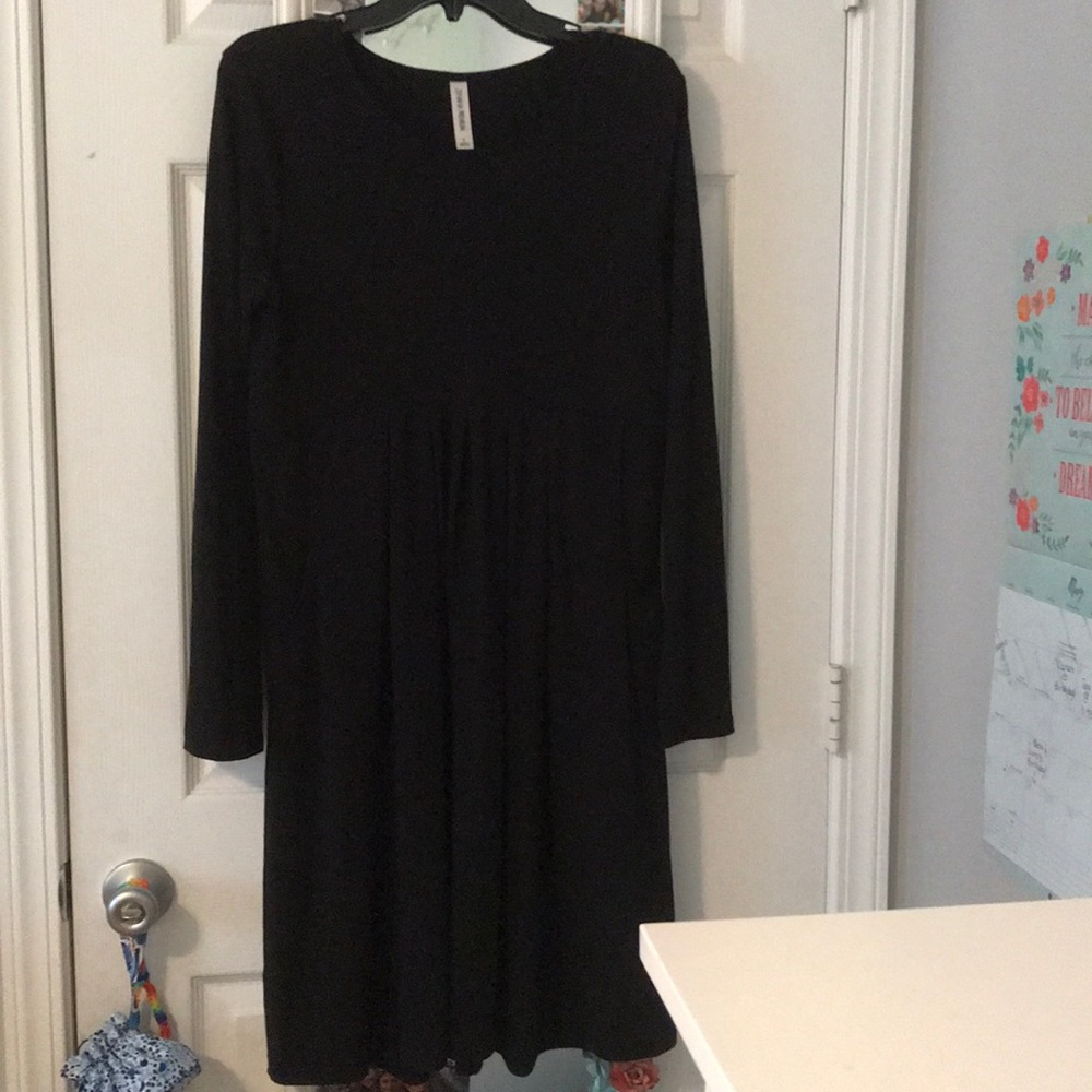Black long sleeved dress with pockets!